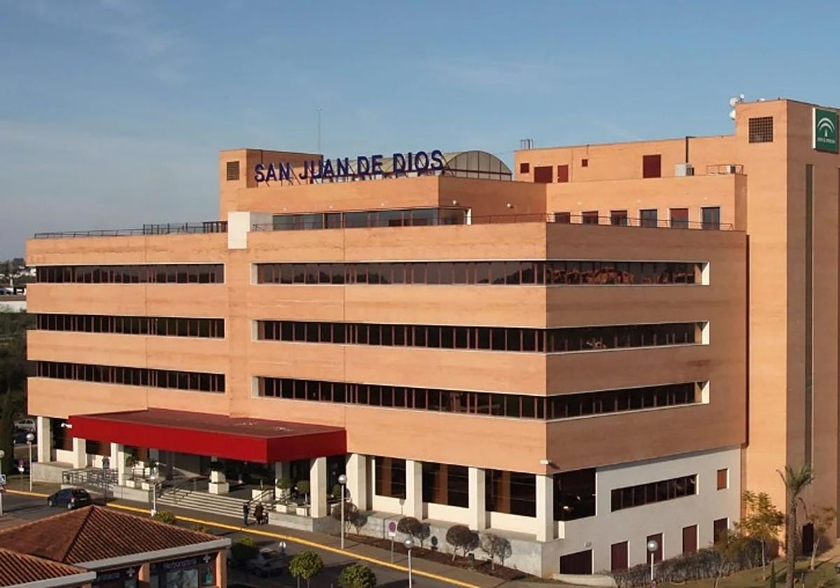 La Policía Nacional ha informado este miércoles de que detuvo el pasado mes de mayo a un individuo armado con un hacha que accedió al interior del Hospital San Juan de Dios.