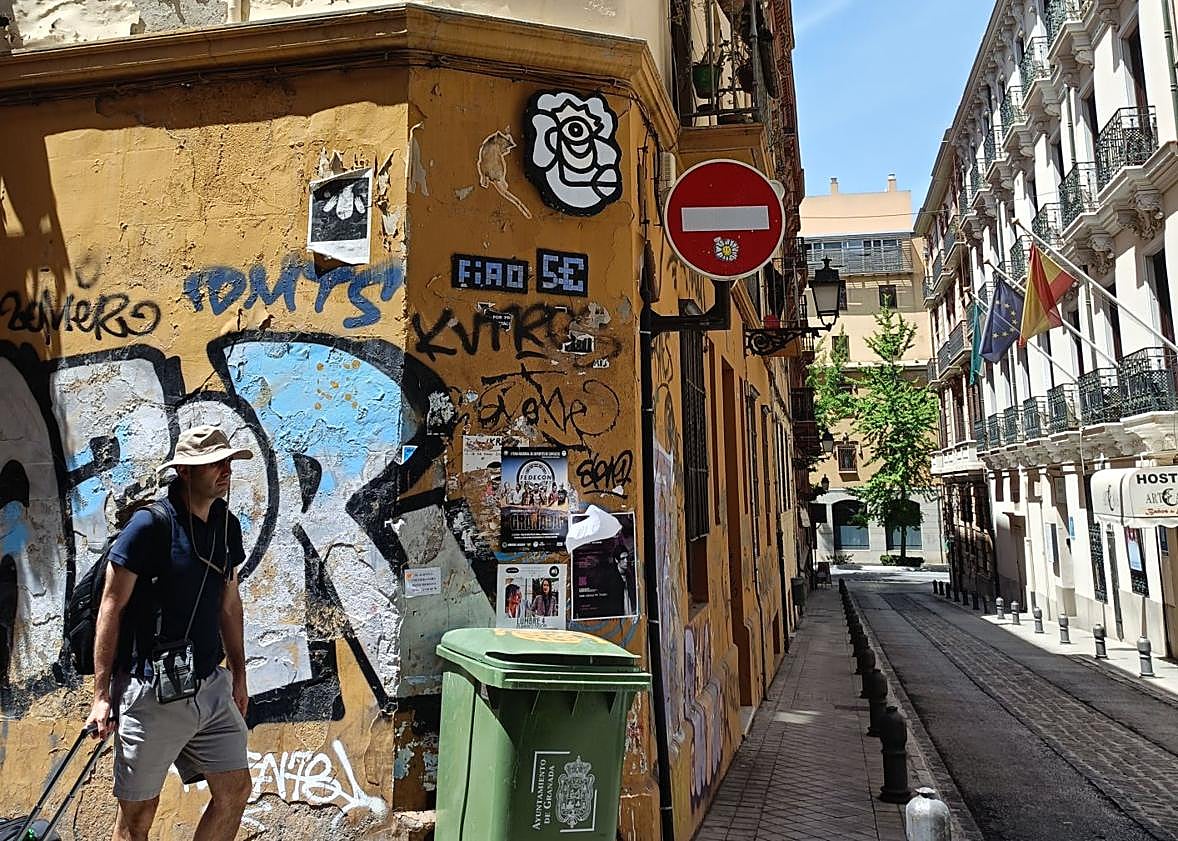 Imagen principal - Otro diseño en la calle Elvira con Artega. El diseño, en primer plano. Unos 'Invaders' originales en Málaga.