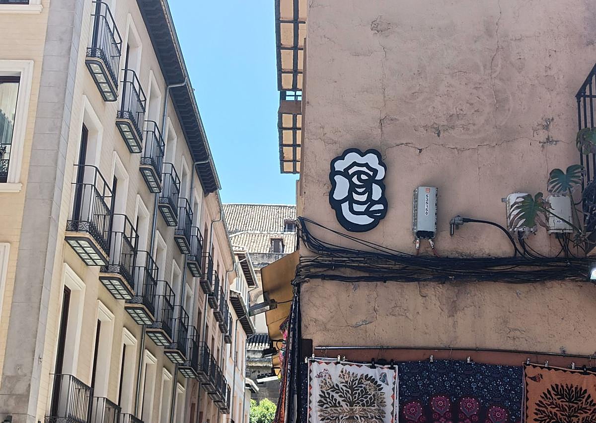 Imagen secundaria 1 - Otro diseño en la calle Elvira con Artega. El diseño, en primer plano. Unos 'Invaders' originales en Málaga.