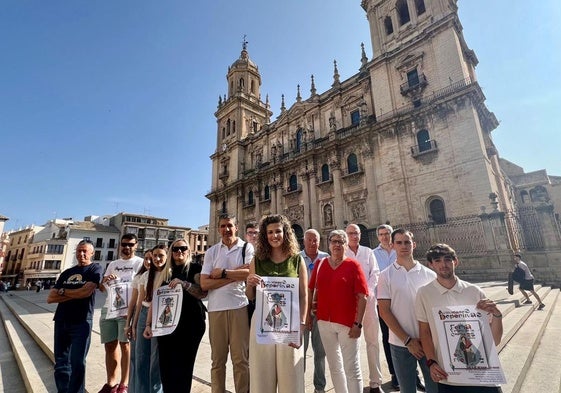 La concejala de Deportes Beatriz Lopez junto a representantes de clubs deportivos.