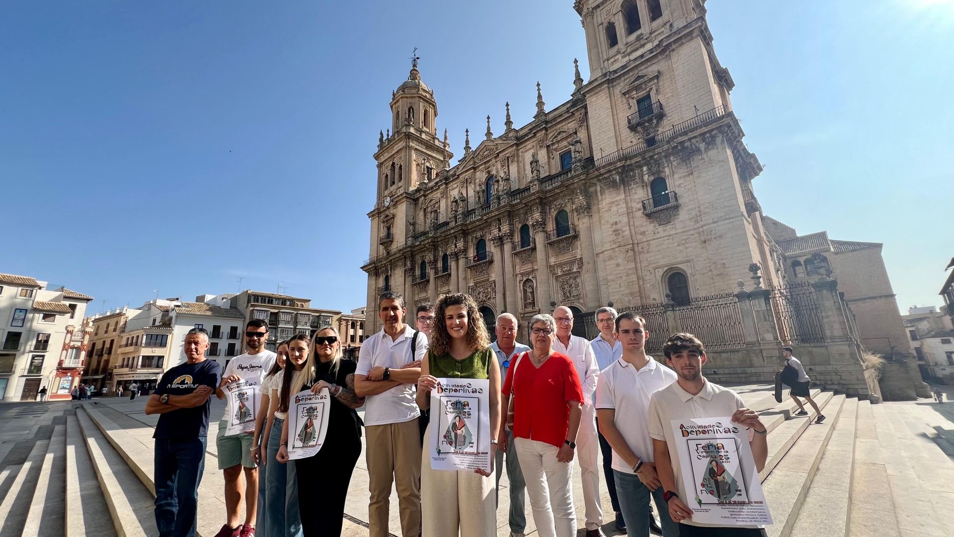 La concejala de Deportes Beatriz Lopez junto a representantes de clubs deportivos.