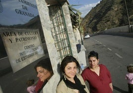Sarah Carmona, en primer plano, ante la sede del Centro de Interpretación de Estudios Gitanos, ubicado en el barrio del Sacromonte., en una imagen de archivo.