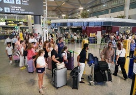 Gran susto en un vuelo Málaga-Londres (pasajeros en el aeropuerto malagueño).