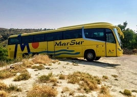 El chófer de un bus para a comer, le falla el freno de mano y se lleva el susto de su vida.