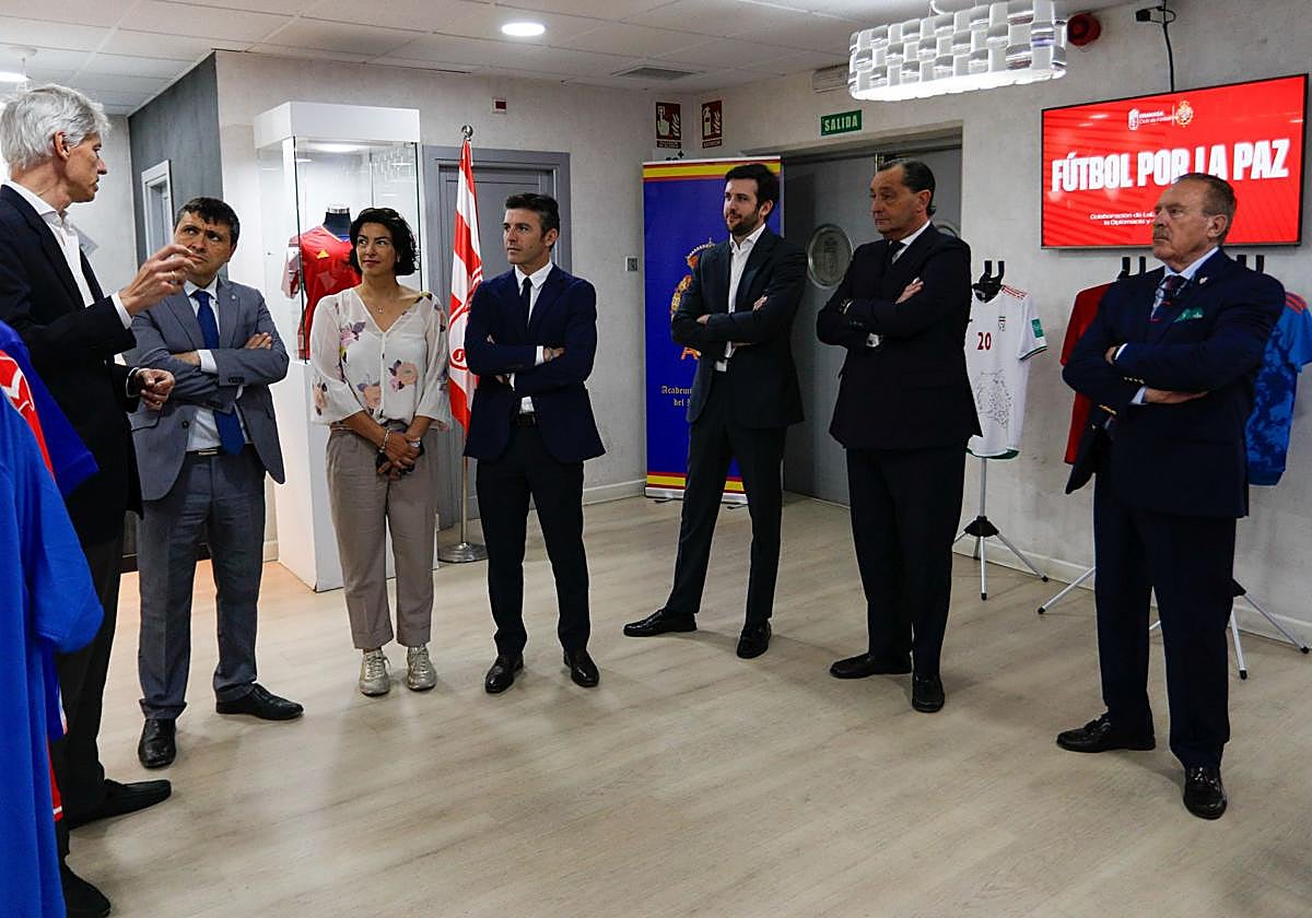 Representantes del Ayuntamiento y del Granada, juntos este jueves con motivo de la presentación de la exposición 'Fútbol por la paz' organizada por la Academia de la Diplomacia y LaLiga.