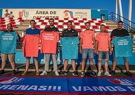 Isma Ruiz, en el centro, junto a Fermín Criado como presidente del Arenas entre otros patrocinadores.