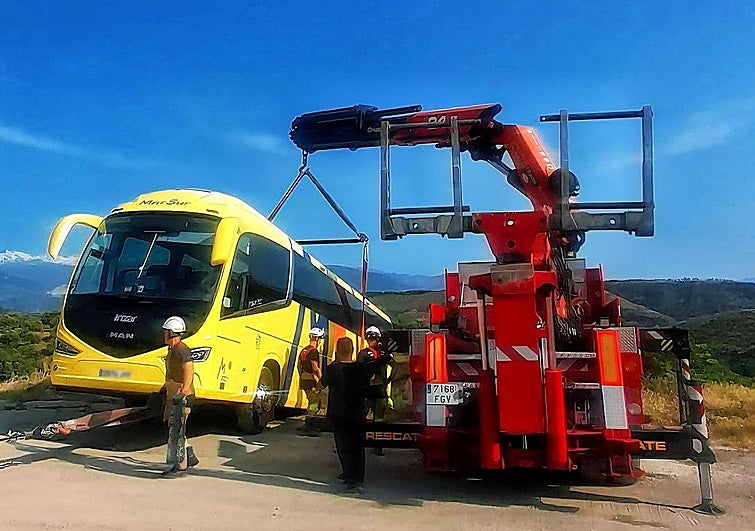 Rescate del bus siniestrado en El Fargue