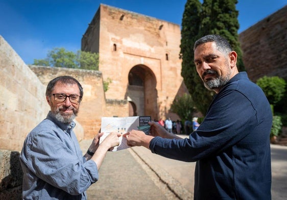 Juan de Dios Salas y Julio Grosso muestran el mapa de 'Simbad y la princesa', en la Puerta de la Justicia.