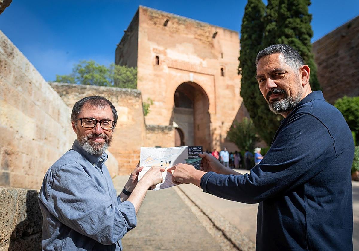 Juan de Dios Salas y Julio Grosso muestran el mapa de 'Simbad y la princesa', en la Puerta de la Justicia.