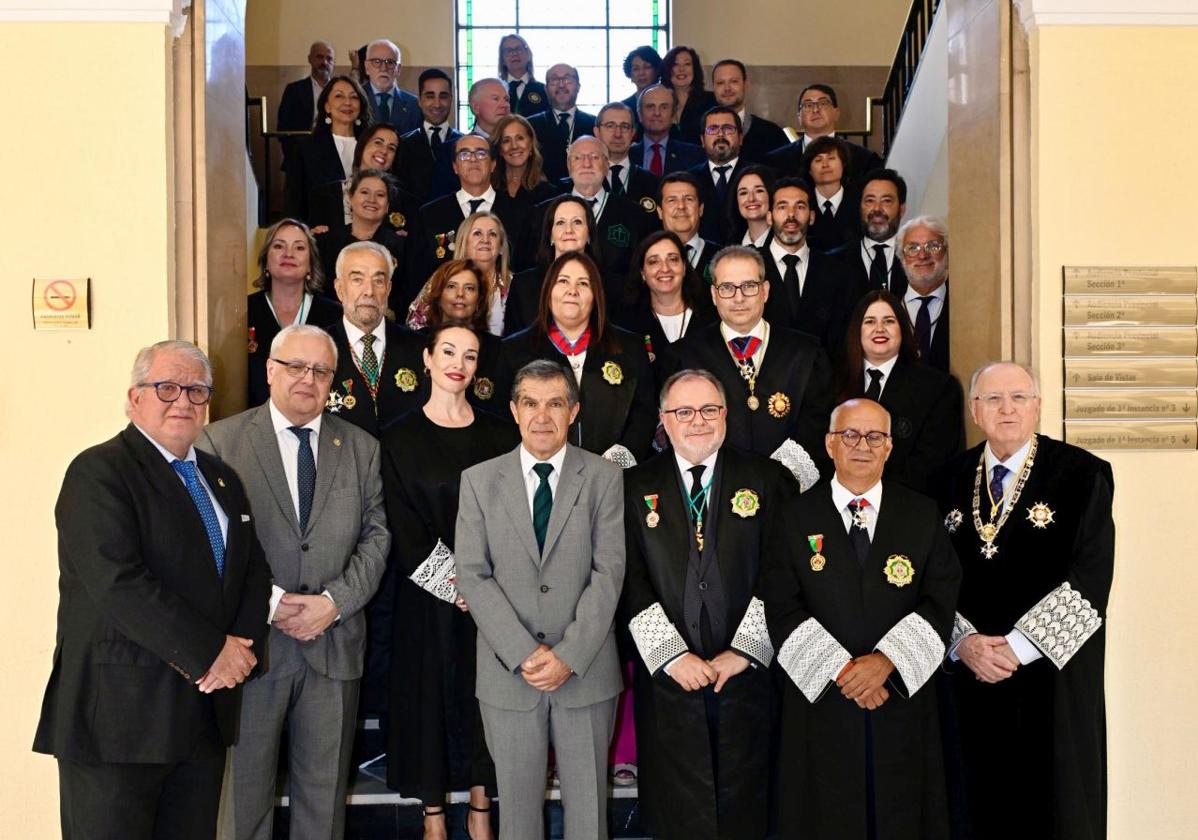 Foto de familia en la escalinata de la Audiencia de Jaén.