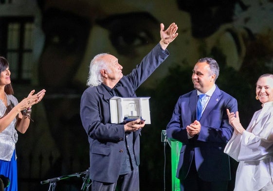 Amancio Prada brinda a la luna lorquiana el Pozo de Plata que recibió anoche en Fuente Vaqueros.