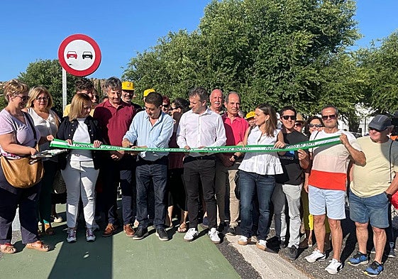 Paco Reyes, Julio Millán, concejales de la Corporación municipal y vecinos participaron ayer en la inauguración del carril peatonal.