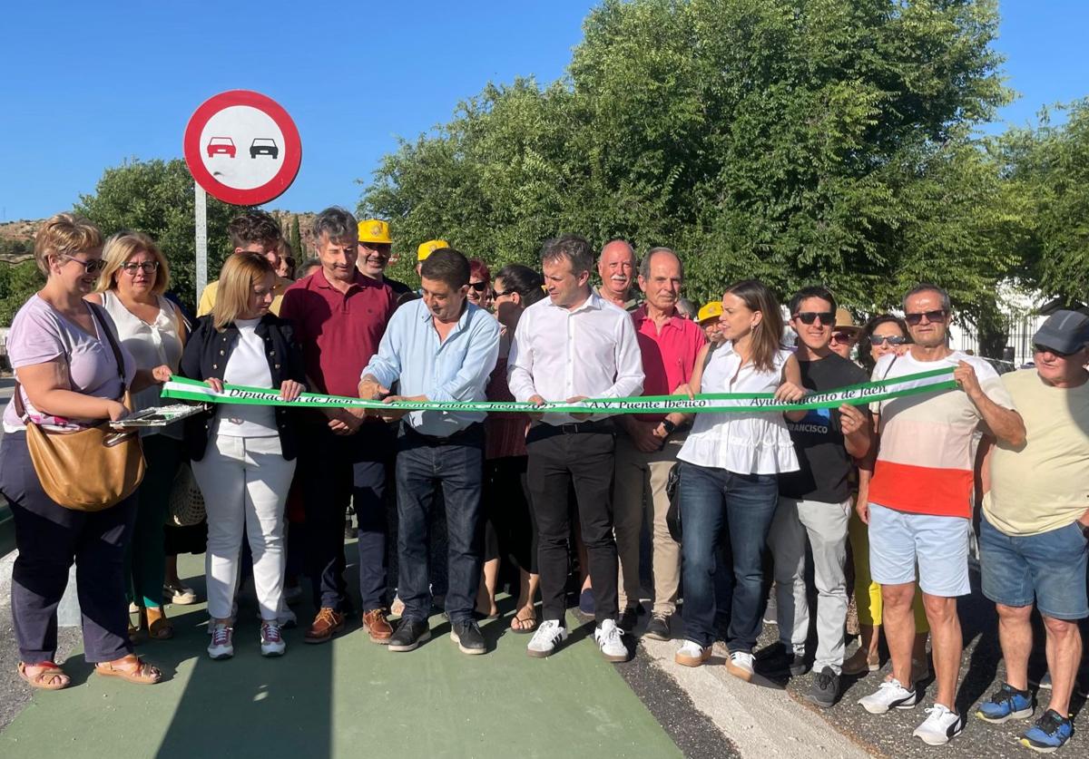 Paco Reyes, Julio Millán, concejales de la Corporación municipal y vecinos participaron ayer en la inauguración del carril peatonal.
