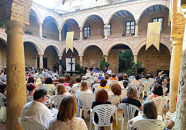 Los escenarios donde se producen también contribuyen al éxito de esta iniciativa: en la foto, Nieves Muñoz en la Colegiata de Castellar.