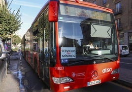Autobús de la línea 8 en su recorrido por la capital granadina