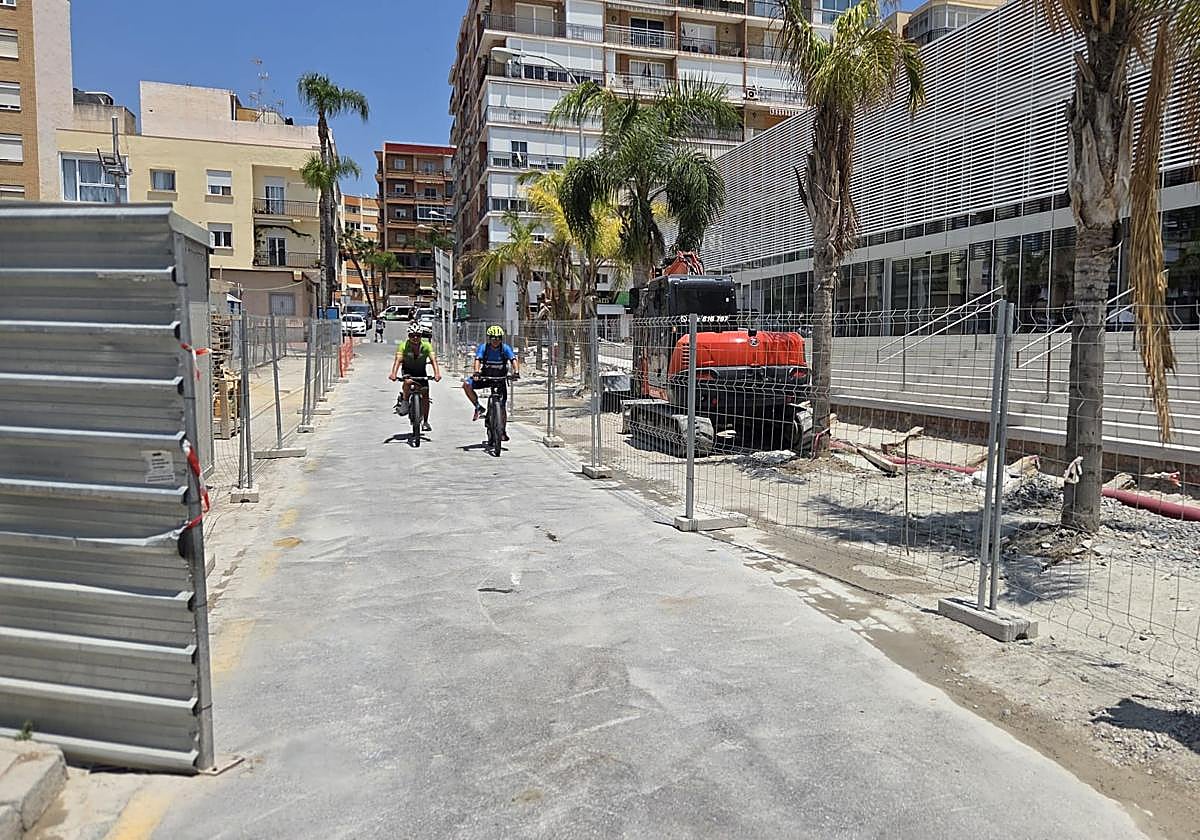 Reabre al tráfico rodado la avenida de Europa de Almuñécar tras los trabajos exteriores del mercado municipal