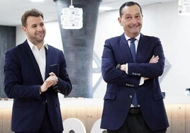 El secretario técnico Javier Alonso y el director general Alfredo García Amado, durante un desayuno informativo previo.