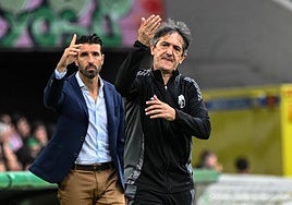 Pacheta ordena salir a un futbolista con Manolo Lucena detrás.