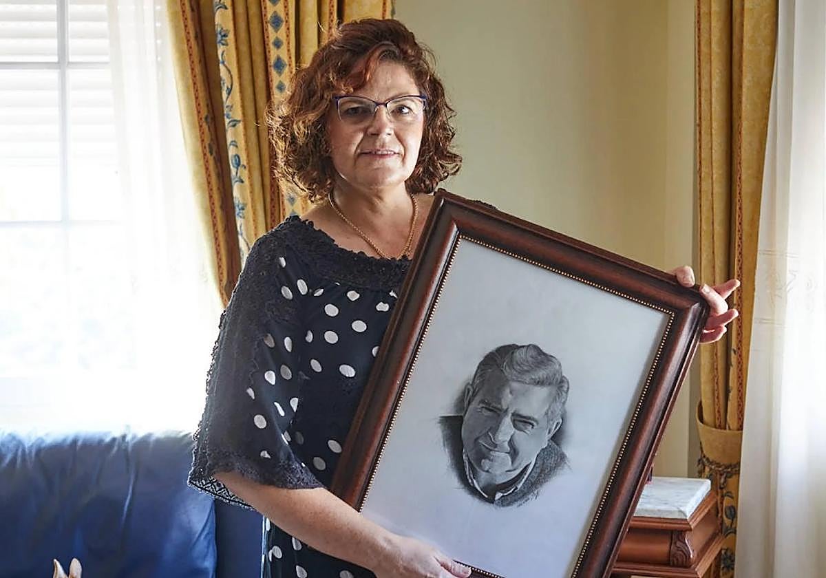 Belén muestra un retrato de José Manuel, reconocido a título póstumo por IDEAL.