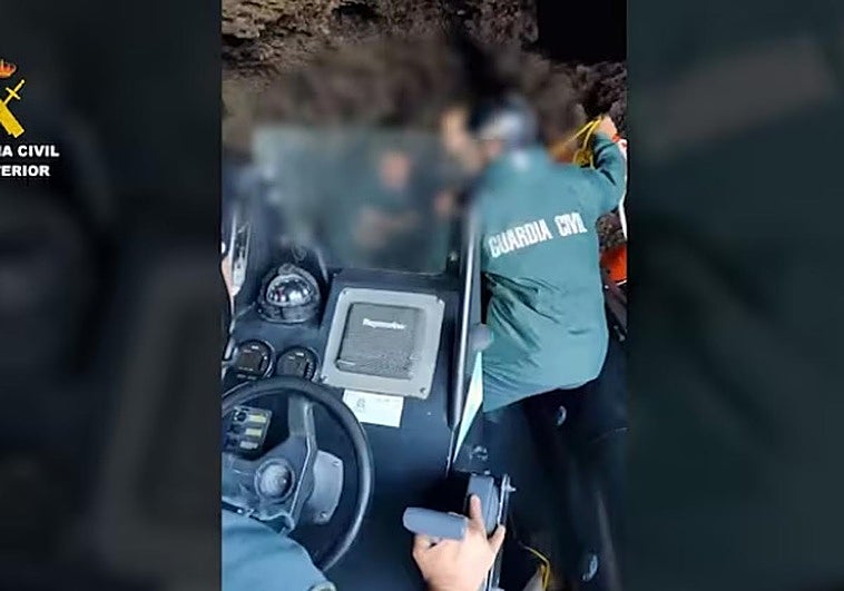 Rescate de película de la Guardia Civil a una mujer en shock atrapada entre las rocas en el mar