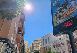 Termómetro que marca altas temperaturas en Jaén capital, en una imagen de archivo.