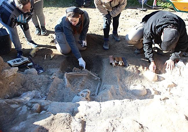 Los profesionales trabajan en las tumbas halladas en el recinto superior del Castillo de Montefrío.