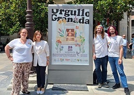 Representantes de los colectivos LGTBIQ+ y la edil municipal en la plaza del Carmen con el cartel del 28-J.