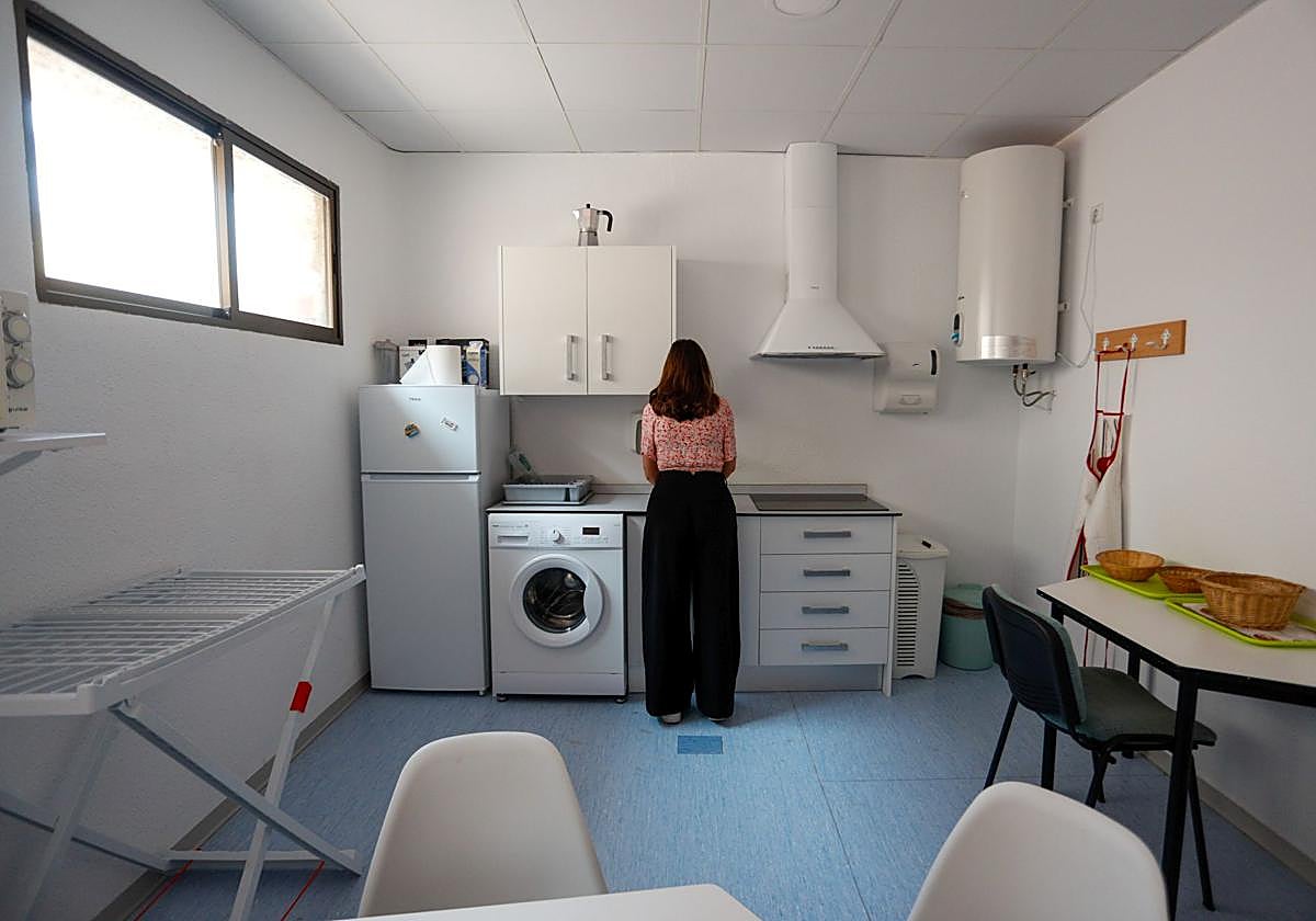 Una usuaria en el piso de entrenamiento.