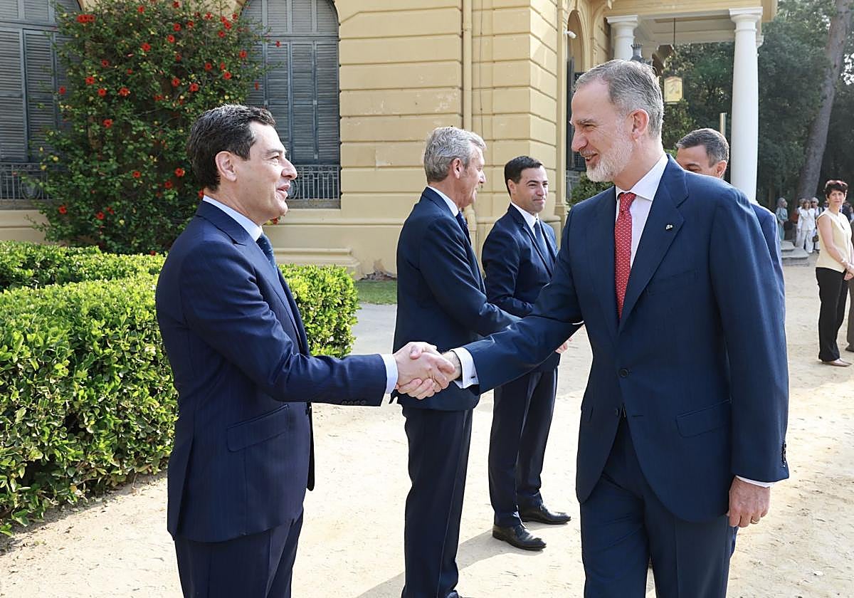 Juanma Moreno saluda al Rey al inicio de la Conferencia.