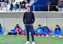 Manu del Moral asiste a un partido del Motril esta pasada temporada.