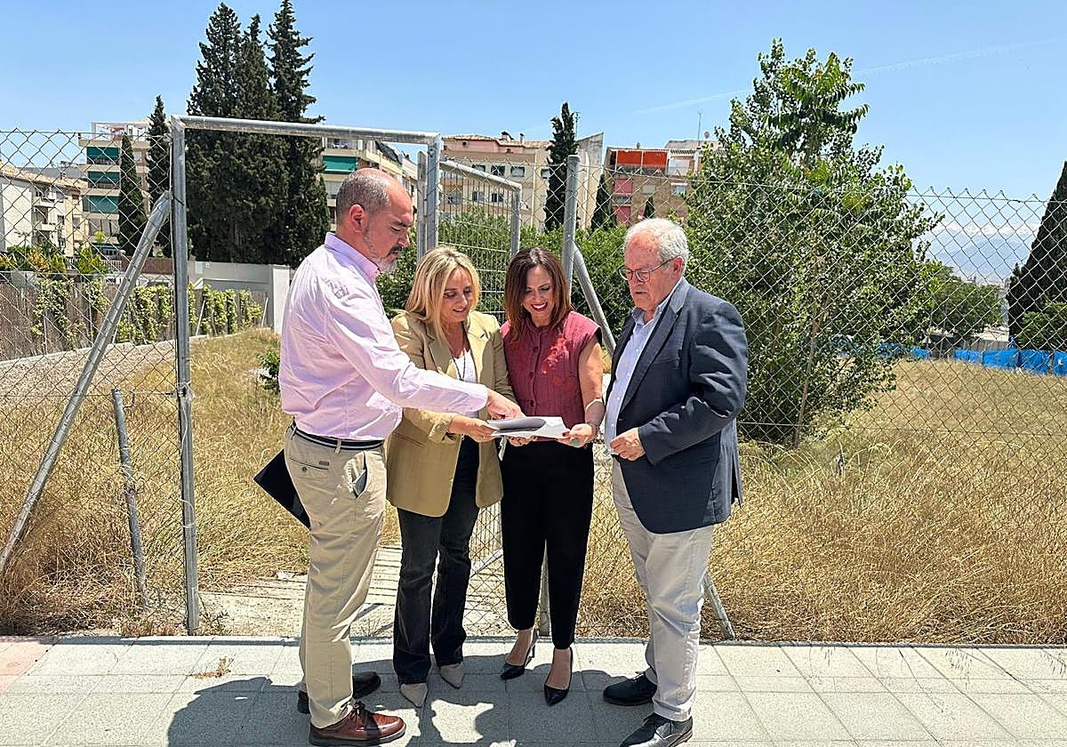 La consejera de Fomento, Rocío Díaz, ha indicado que se da un nuevo paso para hacer uso de «este suelo residencial de Camino de Ronda que se encontraba en desuso desde hace 17 años».