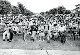 El cinco a las cinco de 1983, presidido por Antonio Jara, flanqueado por Maribel Falla e Isabel García Lorca.