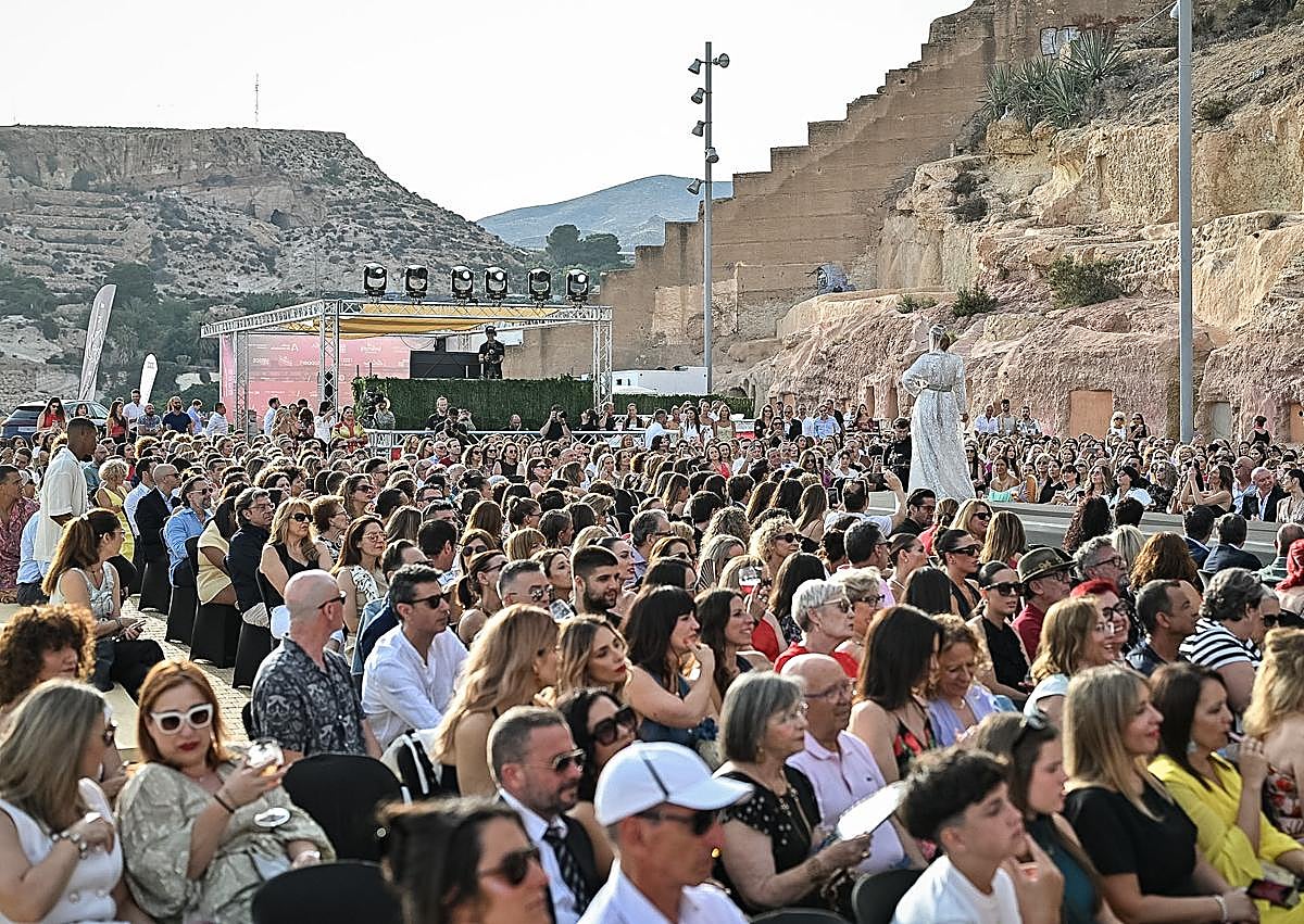 Imagen secundaria 1 - Almería viste la mejor moda y las últimas tendencias en una nueva edición de AMAC a los pies de la Alcazaba