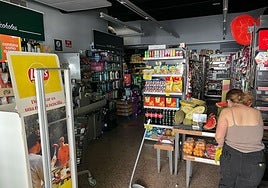 Una tienda de ultramarinos en Granada afectada por el apagón.