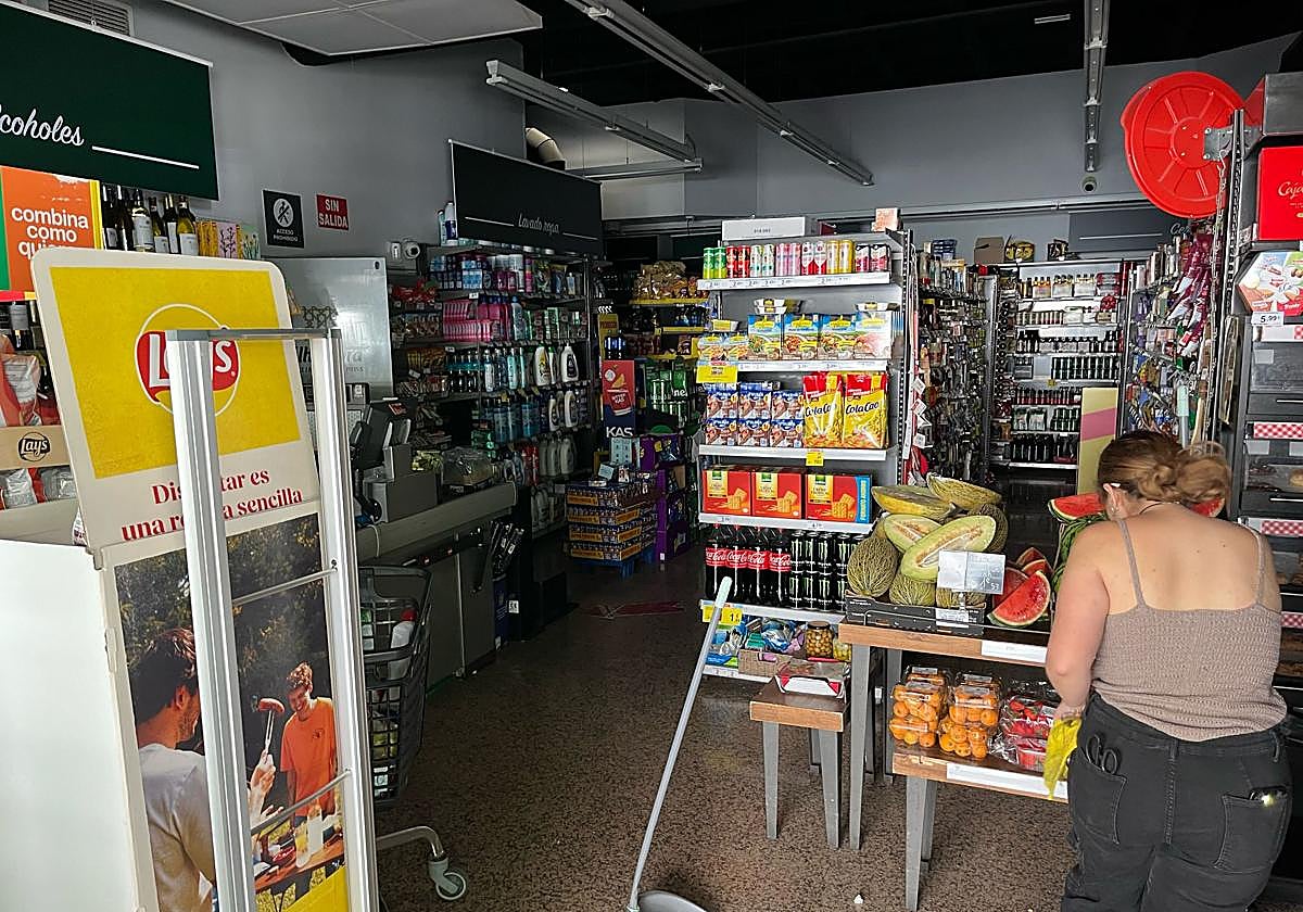 Una tienda de ultramarinos en Granada afectada por el apagón.