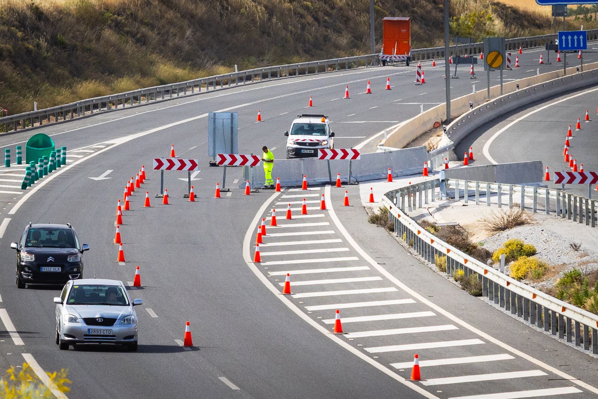 El carril reversible de la A-44 evita los atascos durante el regreso de la Costa
