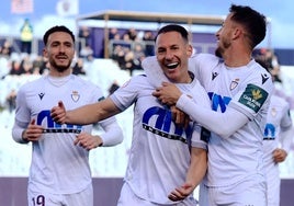 Los jugadores blancos celebran un tanto en el Nuevo La Victoria.