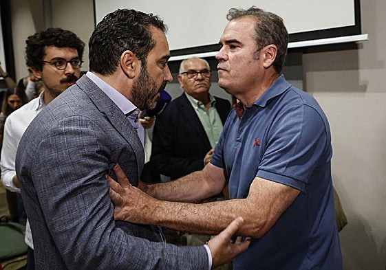 Pérez-Dolset sujeta a De Aldama que intenta acercarse a Díez tras la rueda de prensa que dio el martes pasado.