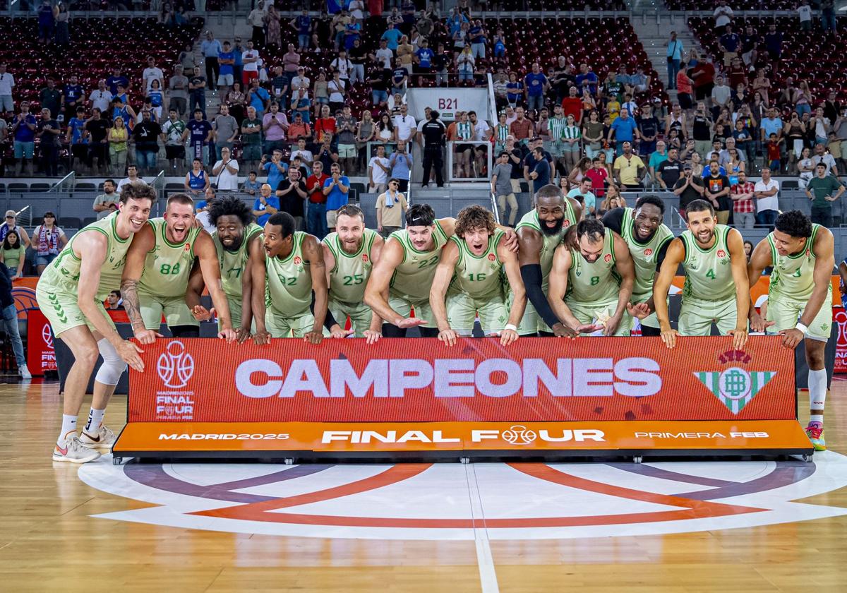 El Betis celebra su ascenso.