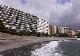 Hallan el cadáver de una mujer flotando en la playa de Velilla