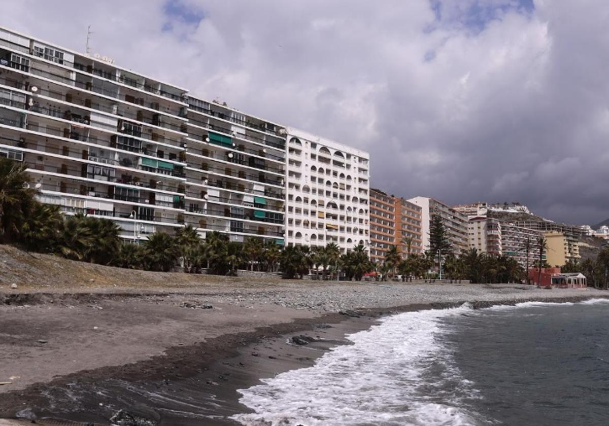 Encuentran el cadáver de una mujer flotando en la playa de Velilla
