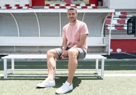 Jorge Molina, en un banquillo sobre el césped del Municipal de Armilla, su nueva casa deportiva.