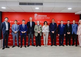 Representantes del Ayuntamiento y del Granada, juntos este jueves con motivo de la presentación de la exposición 'Fútbol por la paz' organizada por la Academia de la Diplomacia y LaLiga.