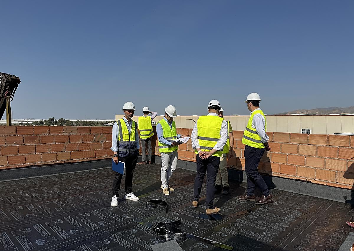 Imagen secundaria 1 - El parque de bomberos de Níjar se acerca a su puesta en funcionamiento