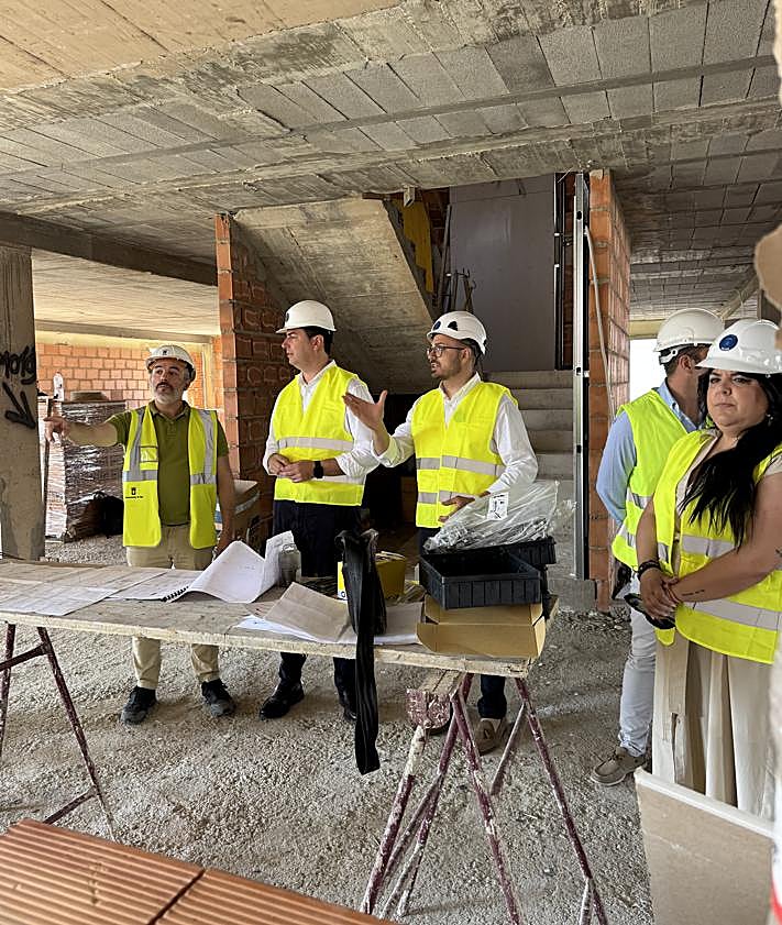 Imagen secundaria 2 - El parque de bomberos de Níjar se acerca a su puesta en funcionamiento