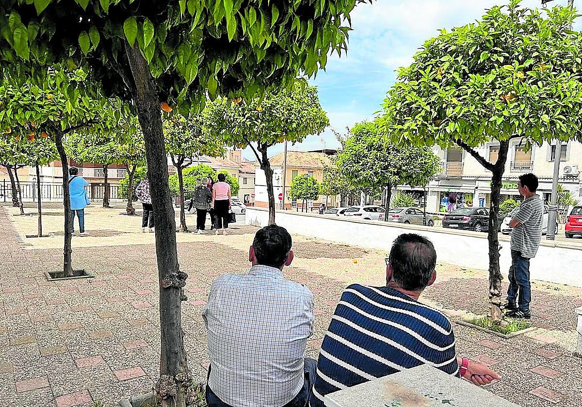 Vecinos de Láchar en la plaza del pueblo.