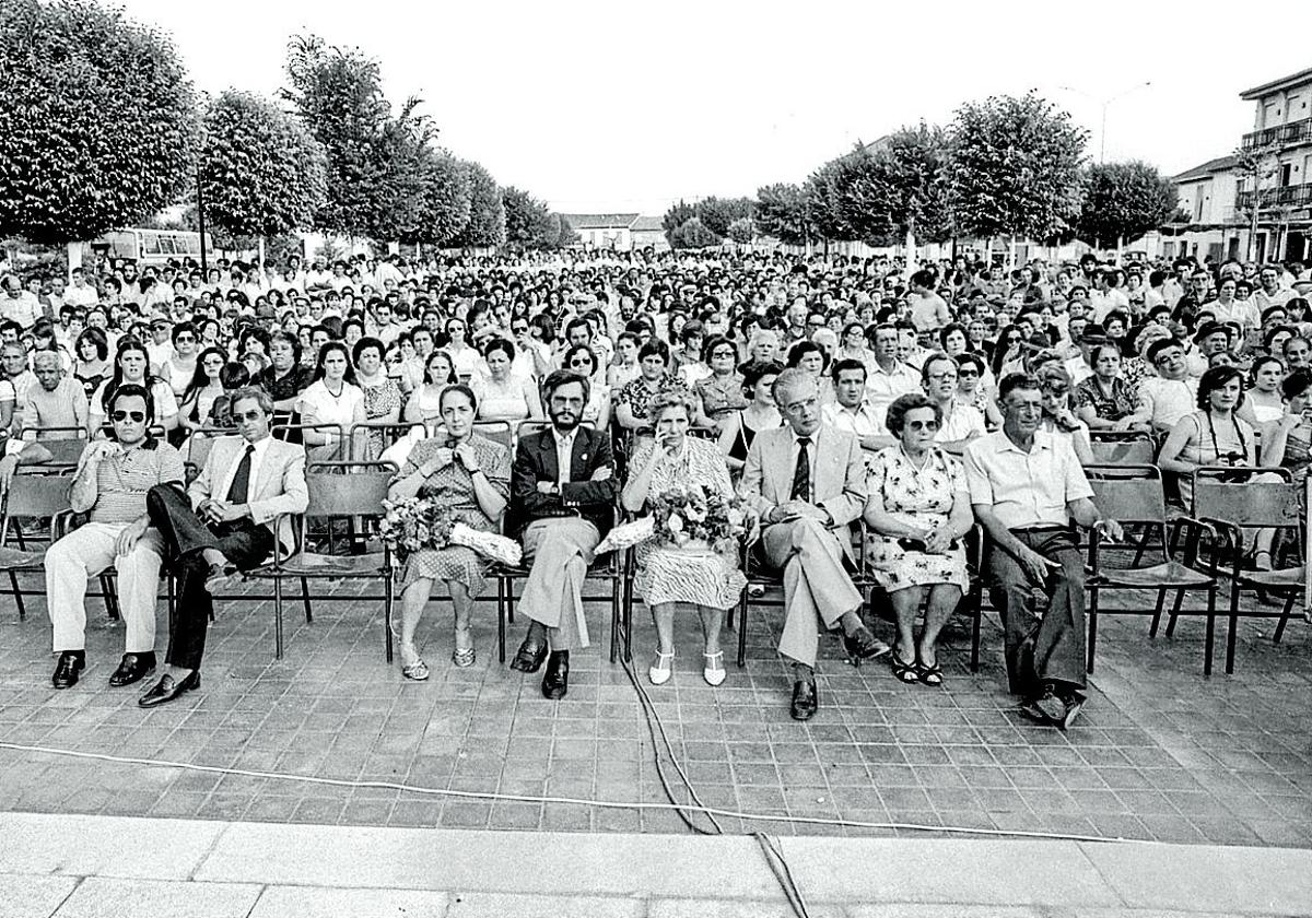 El cinco a las cinco de 1983, presidido por Antonio Jara, flanqueado por Maribel Falla e Isabel García Lorca.