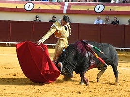Paco Ureña domina al de La Palmosilla con un buen derechazo.