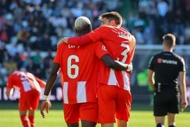 Lopy y Édgar celebran la victoria en Córdoba, la última de la historia por más de un gol.