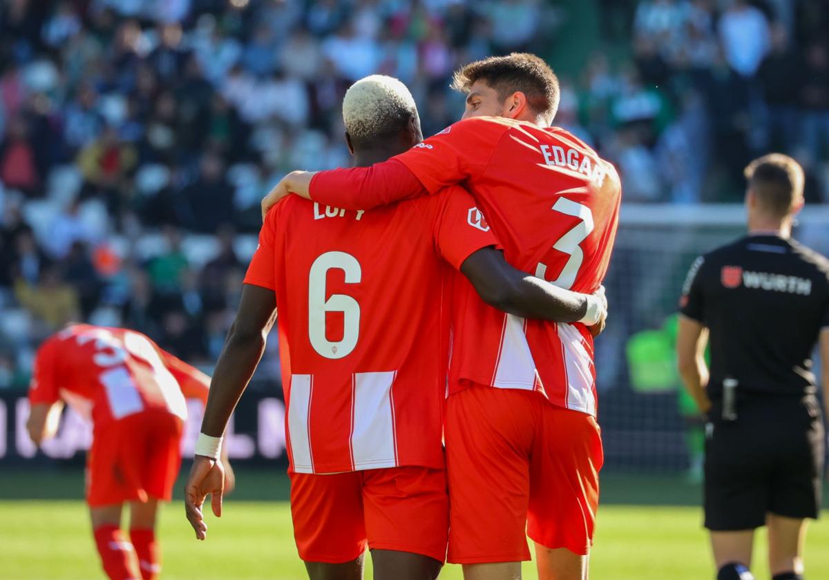 Lopy y Édgar celebran la victoria en Córdoba, la última de la historia por más de un gol.